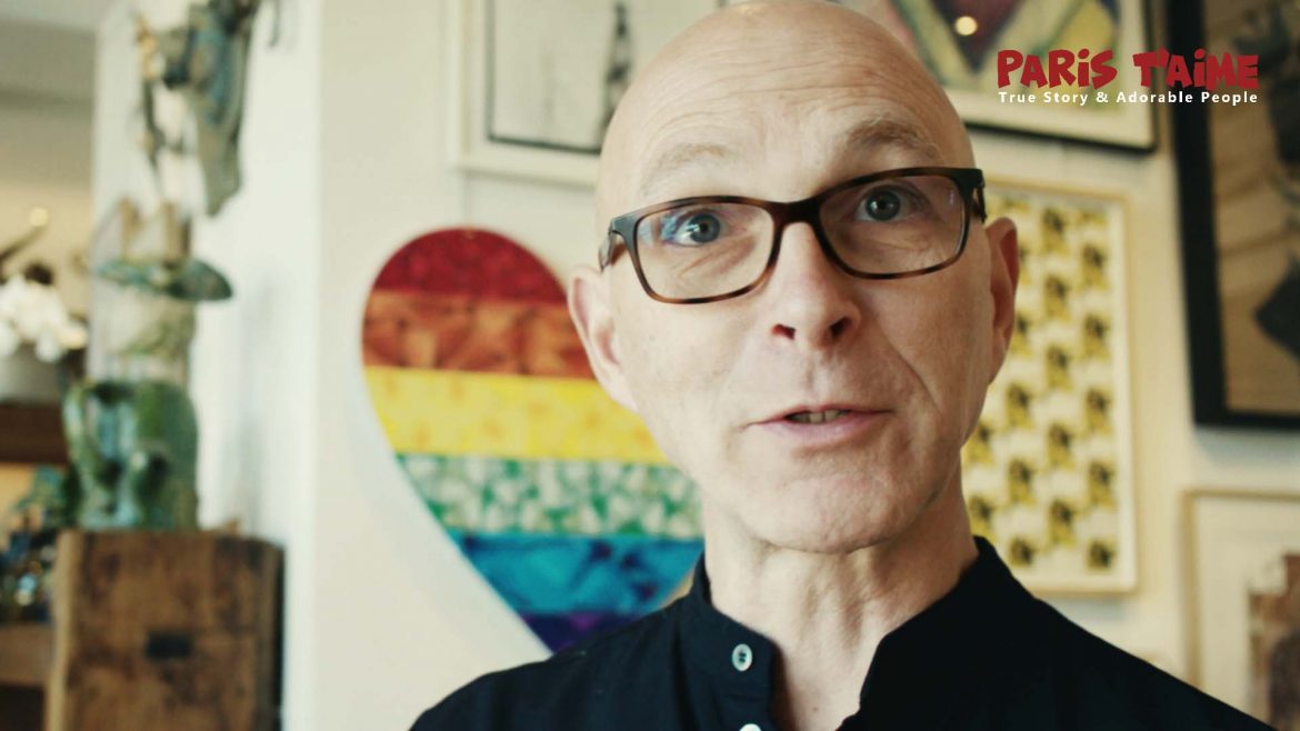 Antique expert Raphel